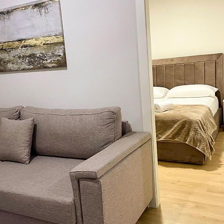Home Inn Apartment Near City Center Tirana Esterno foto