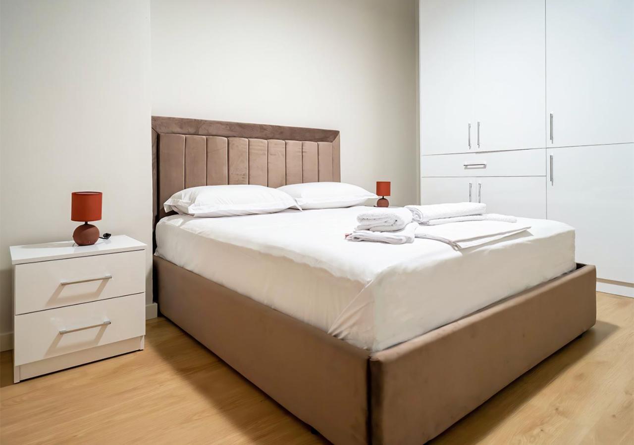 Home Inn Apartment Near City Center Tirana Esterno foto