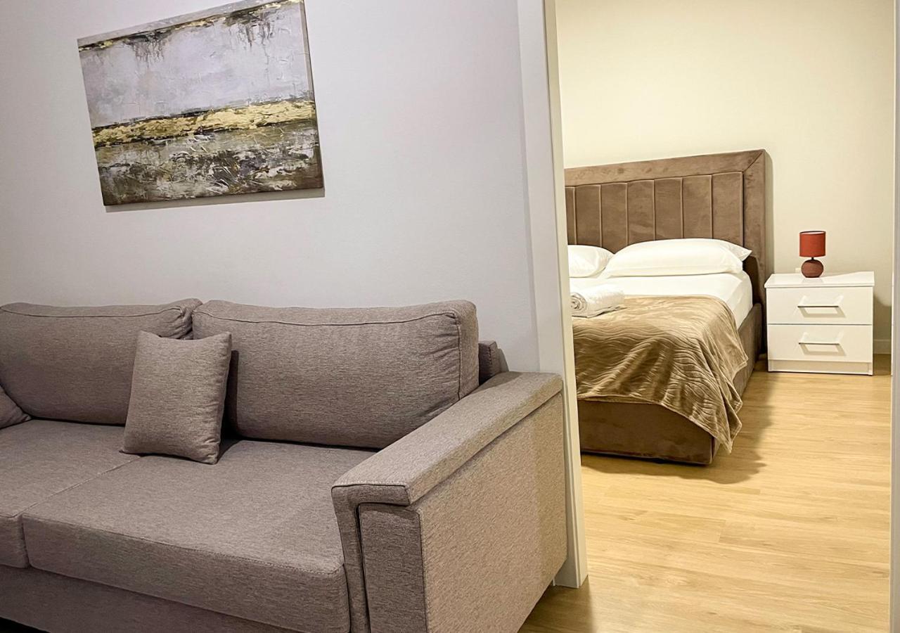 Home Inn Apartment Near City Center Tirana Esterno foto