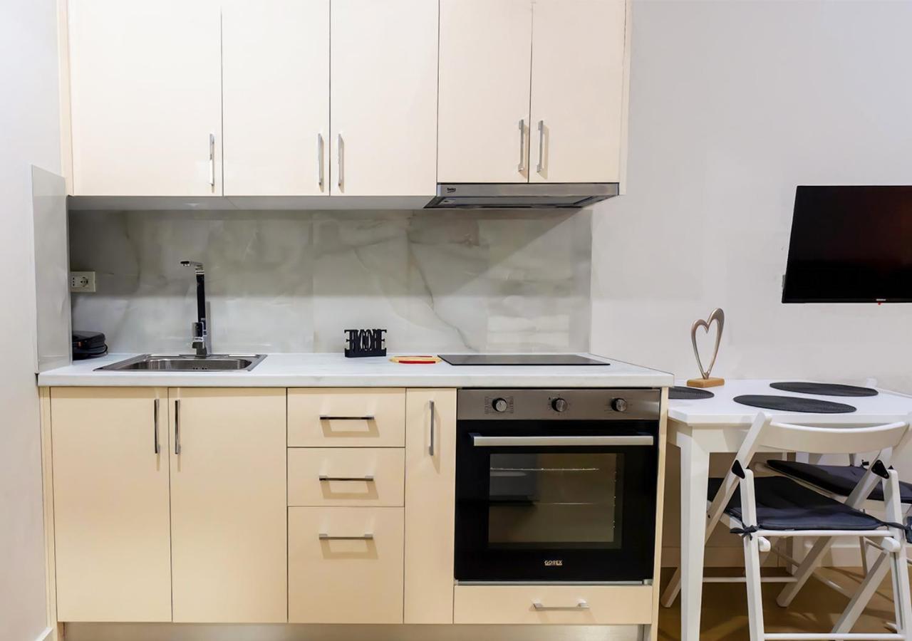 Home Inn Apartment Near City Center Tirana Esterno foto