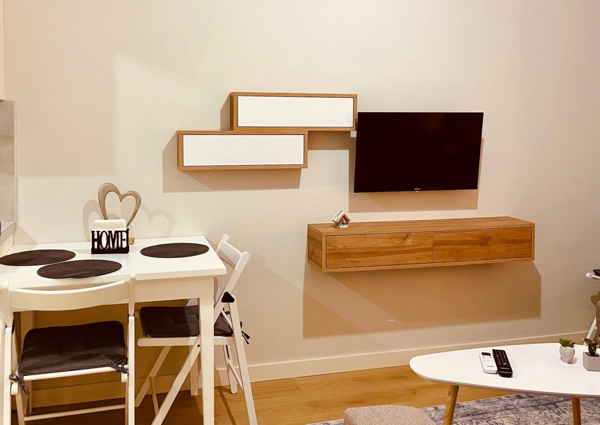Home Inn Apartment Near City Center Tirana Esterno foto